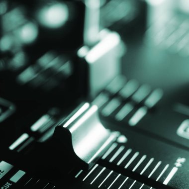 Dj gece kulübü DJ 'i, piknik masaları üzerinde masa başı müziğini karıştırıyor..