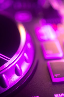 Gece kulübü elektronik müzik evi disko ışıkları DJ turntable 'ları.