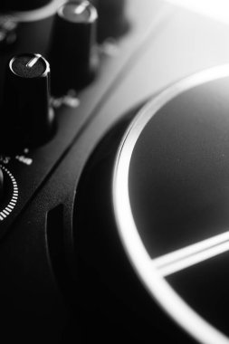 İbiza 'daki gece kulübünün müzik partisinde DJ' in masa siyah beyaz fotoğrafını karıştırması..