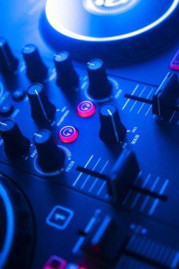 DJ renkli düğün partisi ışıklarıyla masa pikabı karıştırıyor..
