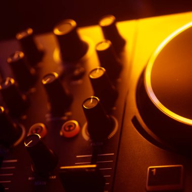 DJ masa pikaplarını karıştırıyor gece kulübü disko ışıkları kare albüm kapağı tasarımı.