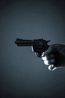 Elinde tabanca tabancası olan eski bir gizli ajan klasik gerilim filmi kapak fotoğrafı..       