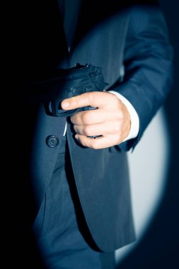 Dedektif erkek casus tabanca tutuyor gerilim kitabı kapağı tasarım fotoğrafı.
