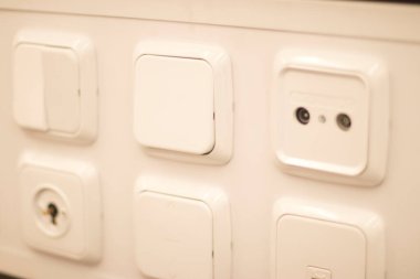 Müşteriler için duvar tanıtım modellerinde satışta olan ürünleri depola ve değiştir