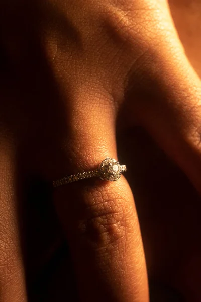 Eljegyzési Gyűrű Egy Fiatal Házaspár Hölgyének Ujján — Stock Fotó