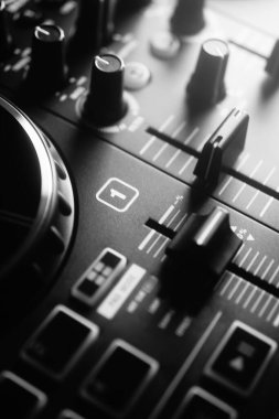 İbiza 'daki gece kulübünün müzik partisinde DJ' in masa siyah beyaz fotoğrafını karıştırması..