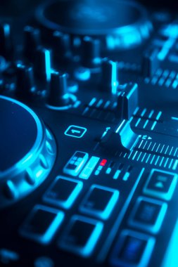 DJ renkli düğün partisi ışıklarıyla masa pikabı karıştırıyor..