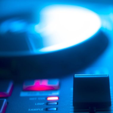DJ masa pikaplarını karıştırıyor gece kulübü disko ışıkları kare albüm kapağı tasarımı.