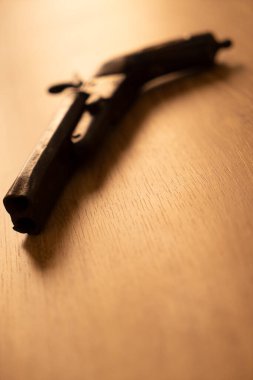 Pistol gun Thriller kitap kapağı tasarım fotoğraf dramatik karanlık ve gece aydınlık.