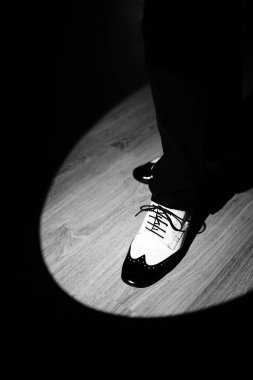 Gece kulübü balo salonunda dans eden erkek dansçı dans ayakkabıları..