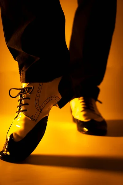 Мужчина Танцует Джазовых Ботинках Латинского Бала Простым Цветовым Фоном — стоковое фото