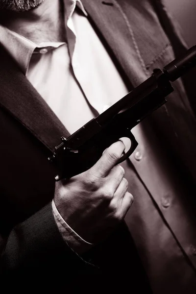 衣着得体的男性密探间谍身穿西服 打着领带 手持自动步枪 — 图库照片