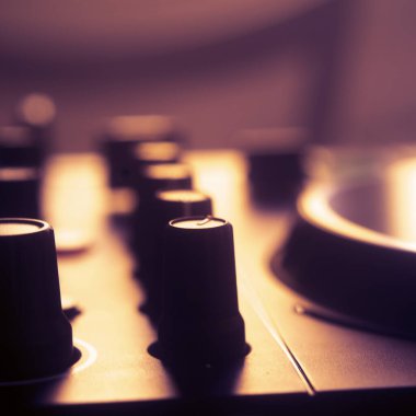 Dj gece kulübü DJ 'i, piknik masaları üzerinde masa başı müziğini karıştırıyor..