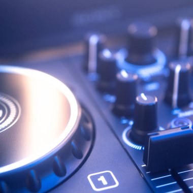 Dj gece kulübü DJ 'i, piknik masaları üzerinde masa başı müziğini karıştırıyor..