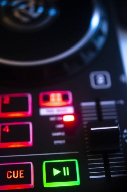 DJ renkli düğün partisi ışıklarıyla masa pikabı karıştırıyor..