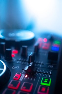 DJ renkli düğün partisi ışıklarıyla masa pikabı karıştırıyor..