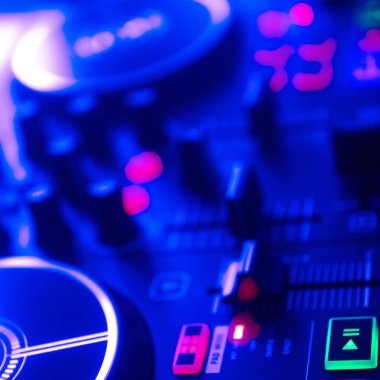 DJ masa pikaplarını karıştırıyor gece kulübü disko ışıkları kare albüm kapağı tasarımı.