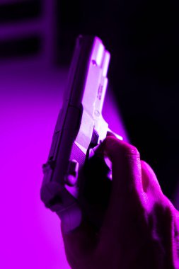 9mm 'lik silah tutan adamın eli polisiye roman kapağı tasarım fotoğrafı..