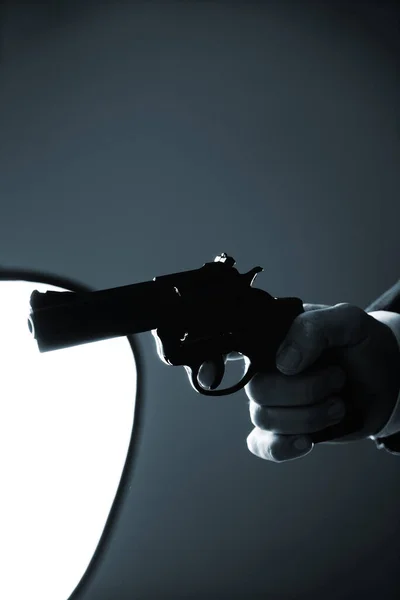 复古犯罪惊悚片封面照片中手持手枪左轮手枪的复古特务 — 图库照片