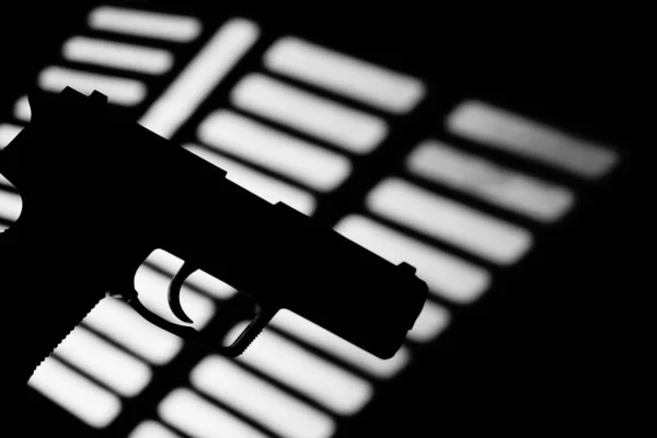 Pistol Gun Thriller Kitap Kapağı Tasarım Fotoğraf Dramatik Karanlık Gece — Stok fotoğraf