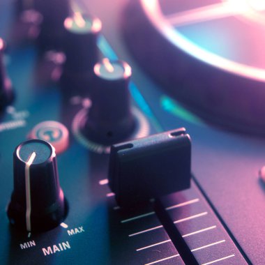 Dj gece kulübü DJ 'i, piknik masaları üzerinde masa başı müziğini karıştırıyor..