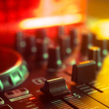Dj gece kulübü DJ 'i, piknik masaları üzerinde masa başı müziğini karıştırıyor..