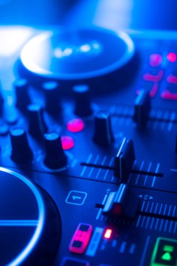 DJ renkli düğün partisi ışıklarıyla masa pikabı karıştırıyor..
