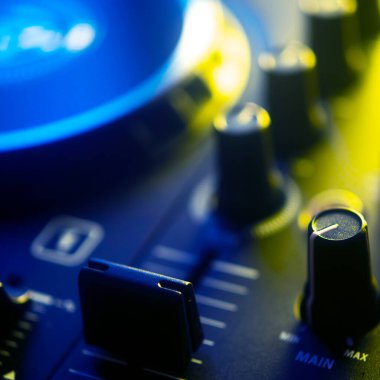 DJ masa pikaplarını karıştırıyor gece kulübü disko ışıkları kare albüm kapağı tasarımı.