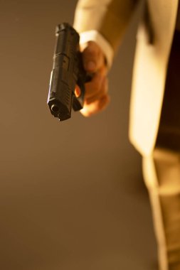 Erkek dedektif casus katil elinde dramatik roman kapağı tasarım fotoğrafı tabancası tutuyor..