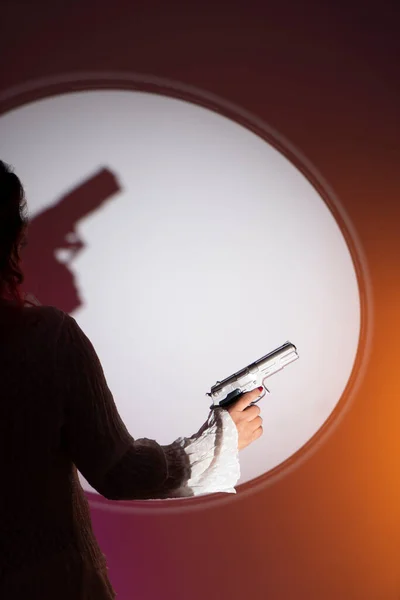 ピストル銃を持った女スパイ刑事 — ストック写真