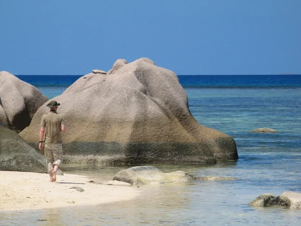 Safari walk to the rocks — Stock Photo, Image