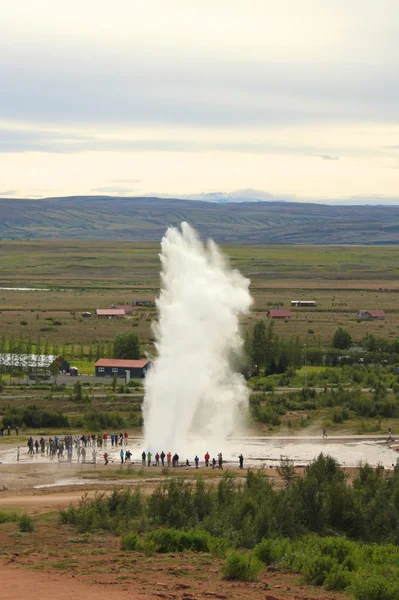 Strokkur 间歇泉和游客 — 图库照片