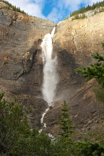 Incredibile Takakkaw Falls alla luce della sera — Foto Stock