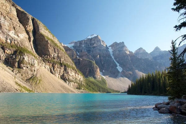 Lago Moraine solitário — Fotografia de Stock