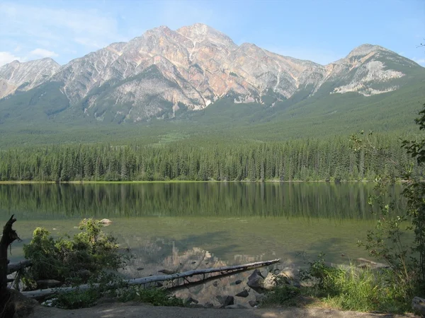 Rustige pyramid lake — Stockfoto