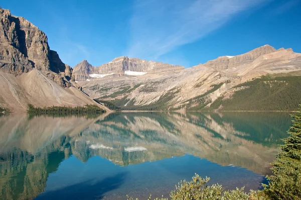 Tranquilo Bow Lake — Foto de Stock