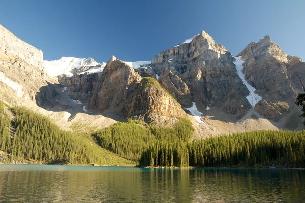 Mountains over Moraine Lake — Stock Photo, Image