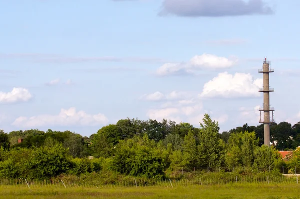 Wiese und Turm — Stockfoto