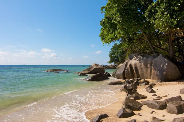 Granitklippor på stranden — Stockfoto