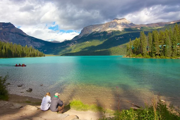 Paar in emerald lake — Stockfoto