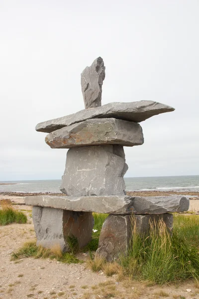 Inuksuk på churchill shore — Stockfoto