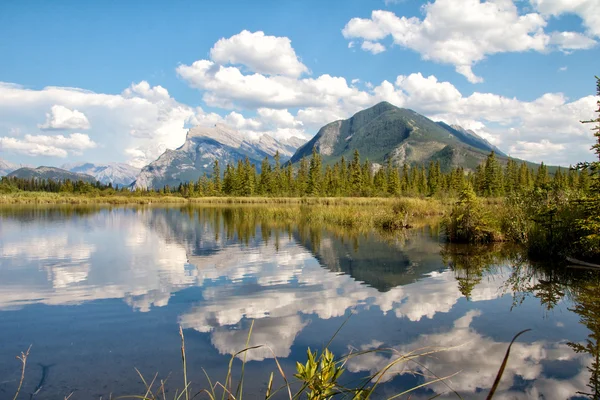 Po drugie vermillion, jezioro, banff, alberta, Kanada — Zdjęcie stockowe