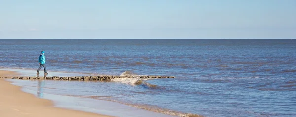 Garçon au bord de l'eau LT CP — Photo