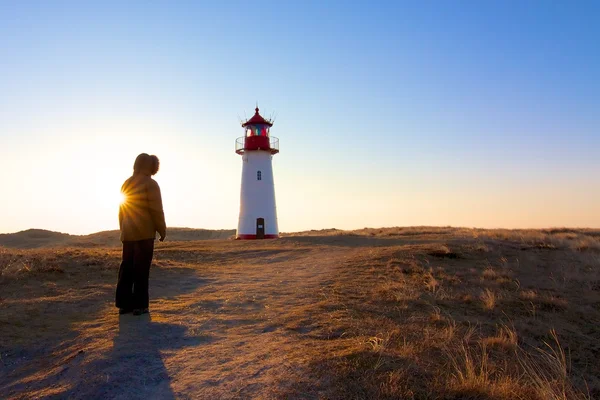 Explorer e un faro retroilluminato — Foto Stock