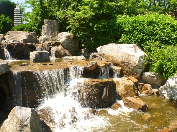 日本庭园瀑布 1 — 图库照片