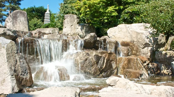 Japon bahçe cascades le lt — Stok fotoğraf