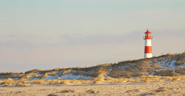 Lighthouse behind a dune LT — Stock Photo, Image