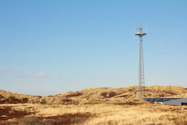 Torre de radio entre dunas 2 — Foto de Stock