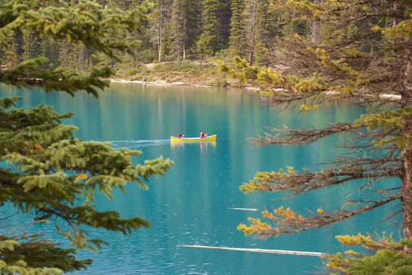 Canoa en el lago Moraine —  Fotos de Stock