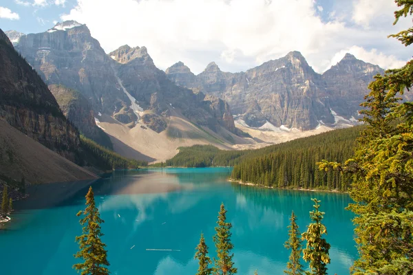 Lago de montaña rocosa Imágenes de stock libres de derechos